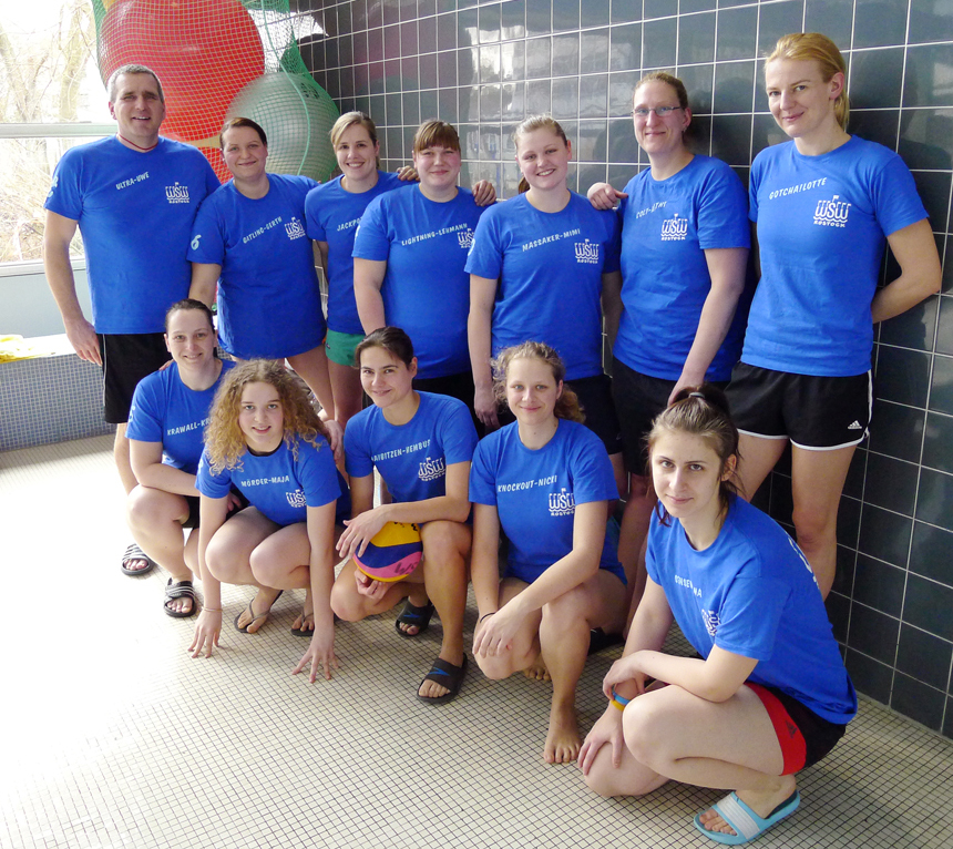 Die Wasserball-Frauenmannschaft des WSW Rostock mit Trainer Uwe Richter