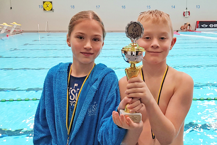 Zwei unserer U12 Spieler mit Pokal vom Weihnachtsturnier des OSC Potsdam