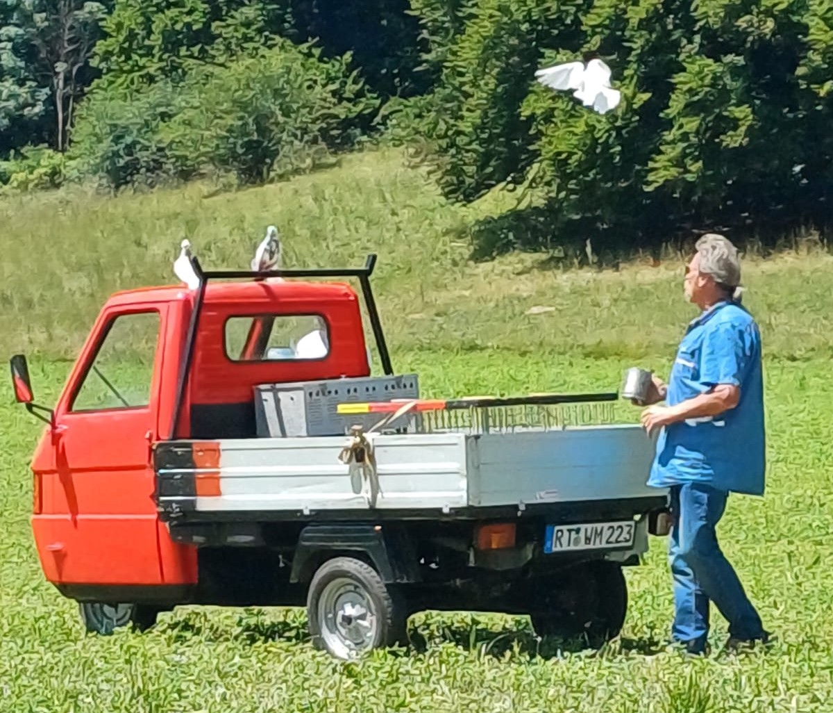 Walter Mollenkopf mit speziellem Flugkasten