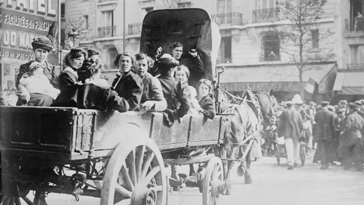 L'entrée des troupes allemandes en Belgique en août 1914 provoque l'exode de centaines de milliers de Belges. Accueillis en France, ils sont reçus en héros, avant d'être taxés de profiteurs.