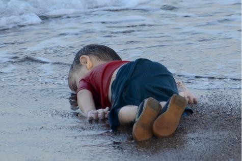 Eté 2015, Aylan Kurdi, 3 ans, mort noyé en essayant de rejoindre l'île de Kos pour fuir la Syrie