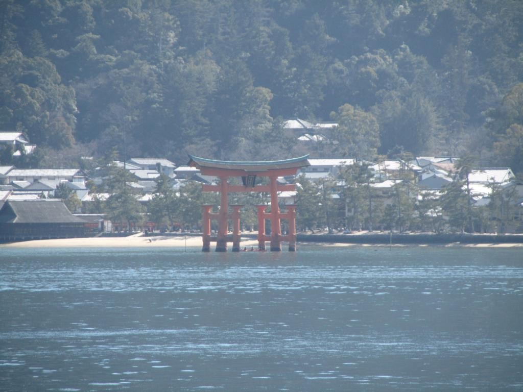 Das berühmte Torii vor der Insel Miyajima