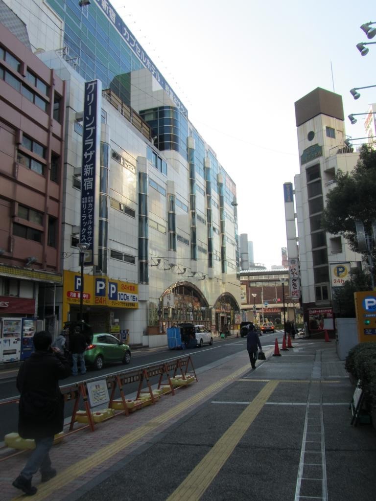 Das Kapselhotel in Shinjuku von außen
