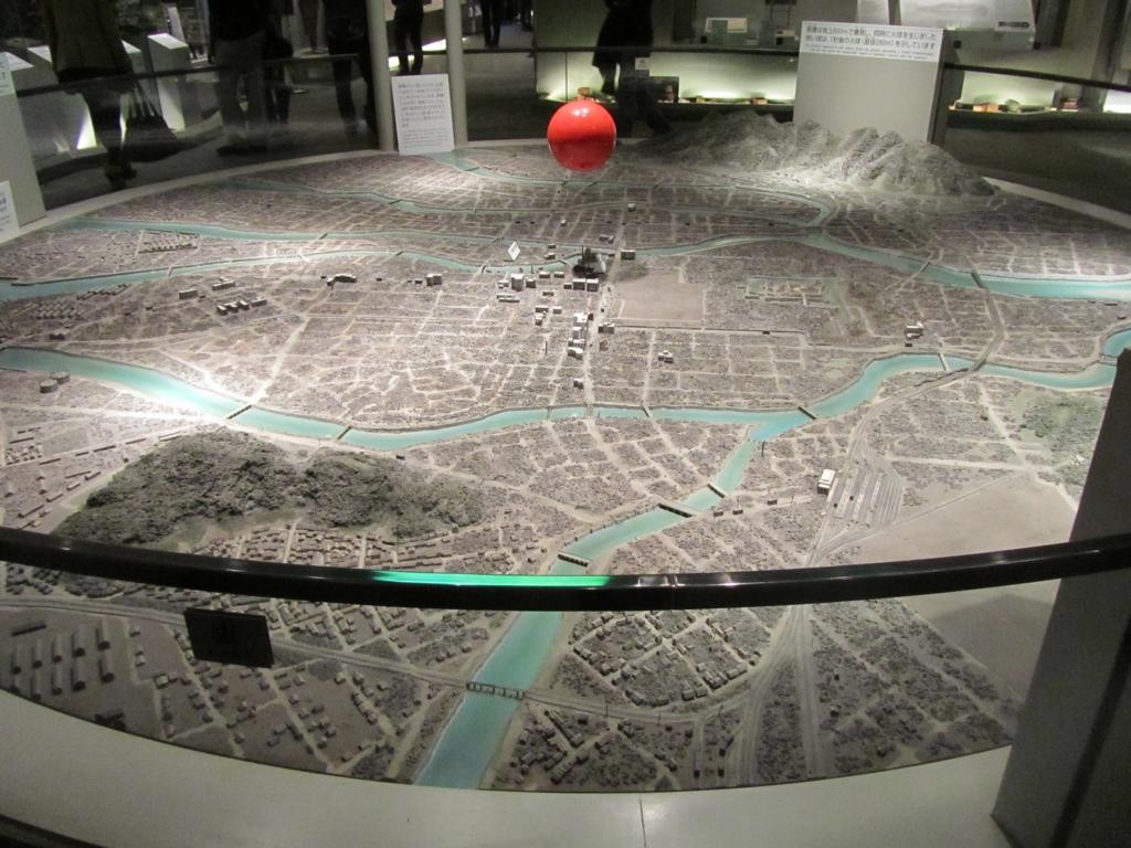 Der orangene Ball über der Stadt zeigt den Detonationspunkt der "Little Boy"