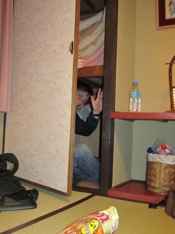 Jupp grüßt aus dem Schrank