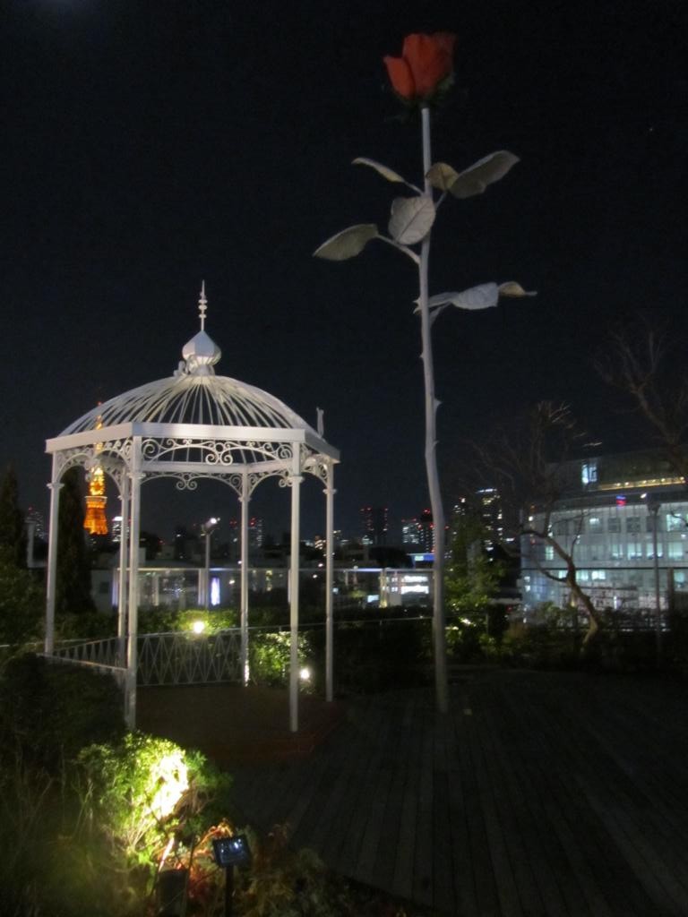 Roppongi Hills (im Hintergrund: der Tokyo Tower)