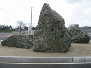 ウオロク様 新潟総合物流センターの石看板・さざれ石  さざれ石の写真