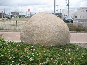 記念碑と歩道