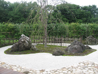 いくとぴあキラキラガーデン　日本庭園の景石