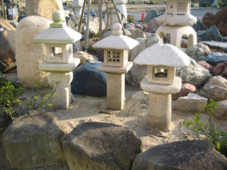 春日石灯篭・時代物・庭石 石灯篭・時代物・庭石② 春日石灯篭・時代物・庭石 灯篭｜取り扱い品目