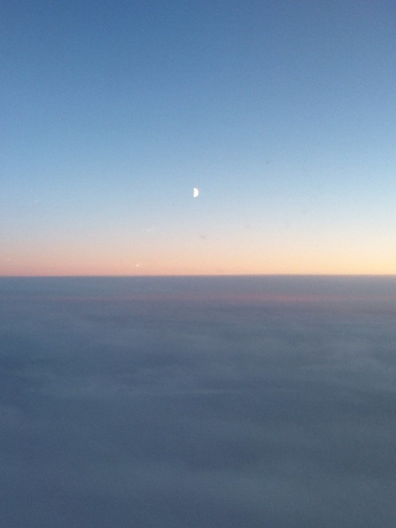 極寒のロシア大陸上空、氷のような雲。