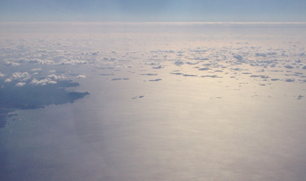 海面に陰が写る、穏やかな雲。