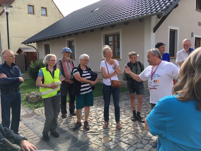 Die Gruppe lauscht den mitreißenden Erzählungen von Horst, der das Museum Friedensfahrt mit der Hilfe vieler Engagierter aufgebaut hat.