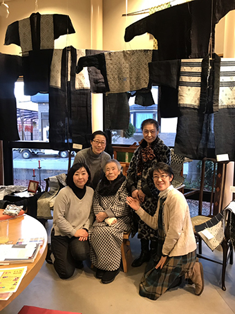 石田昭子さん（中央）、昭子さんの長女・眞理子さん（右から2人目）と、そらとぶこぎんプロジェクトのメンバー
