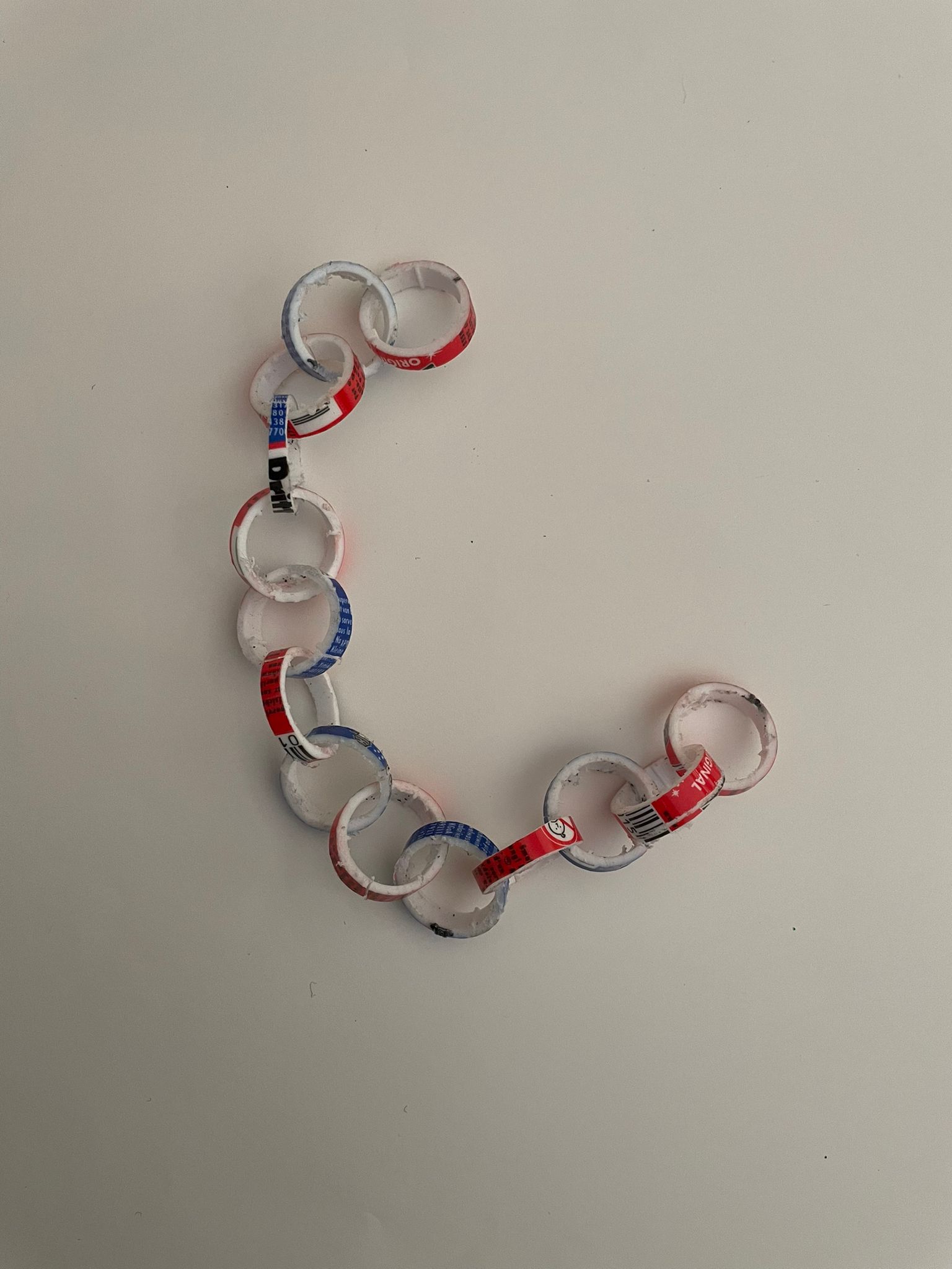 (Hals-) Kette in verschiedenen Farben