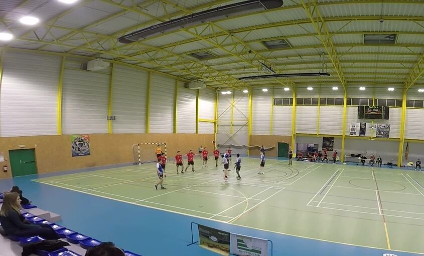 L'excellent gardien sostranien pose des difficultés à l'attaque de la JA Isle Handball.