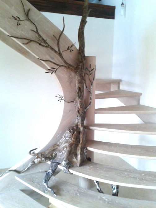 Escalier en chêne avec rampes motif d'olivier