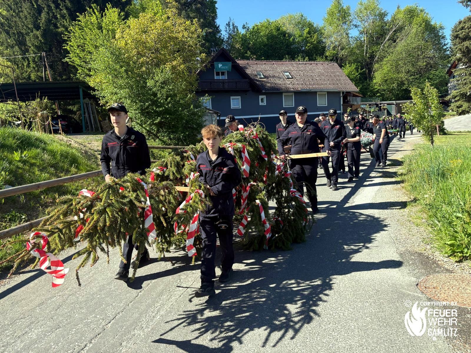 Traditionelles Maibaumaufstellen der Freiwilligen Feuerwehr Gamlitz