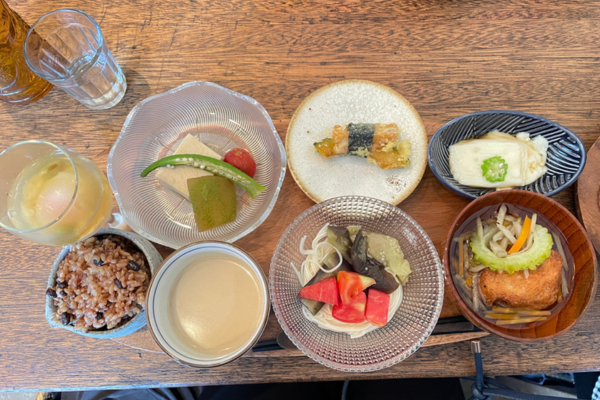 武州長瀬駅前の発酵養生カフェ「ココペリ・カフェ」で、酵素玄米と季節野菜のランチを満喫