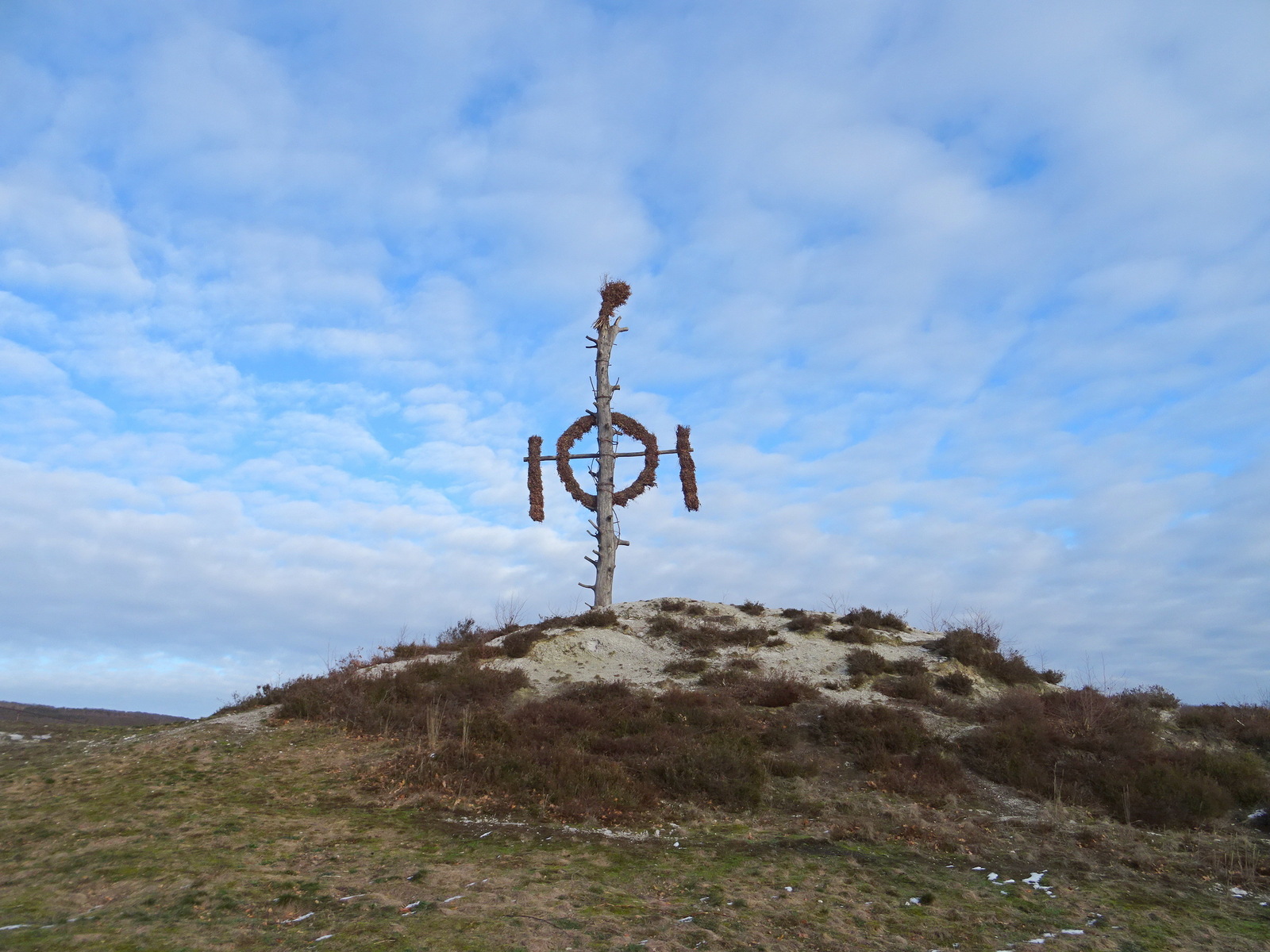 Das urige "Questenkreuz" auf der hohen Kalksteinklippe