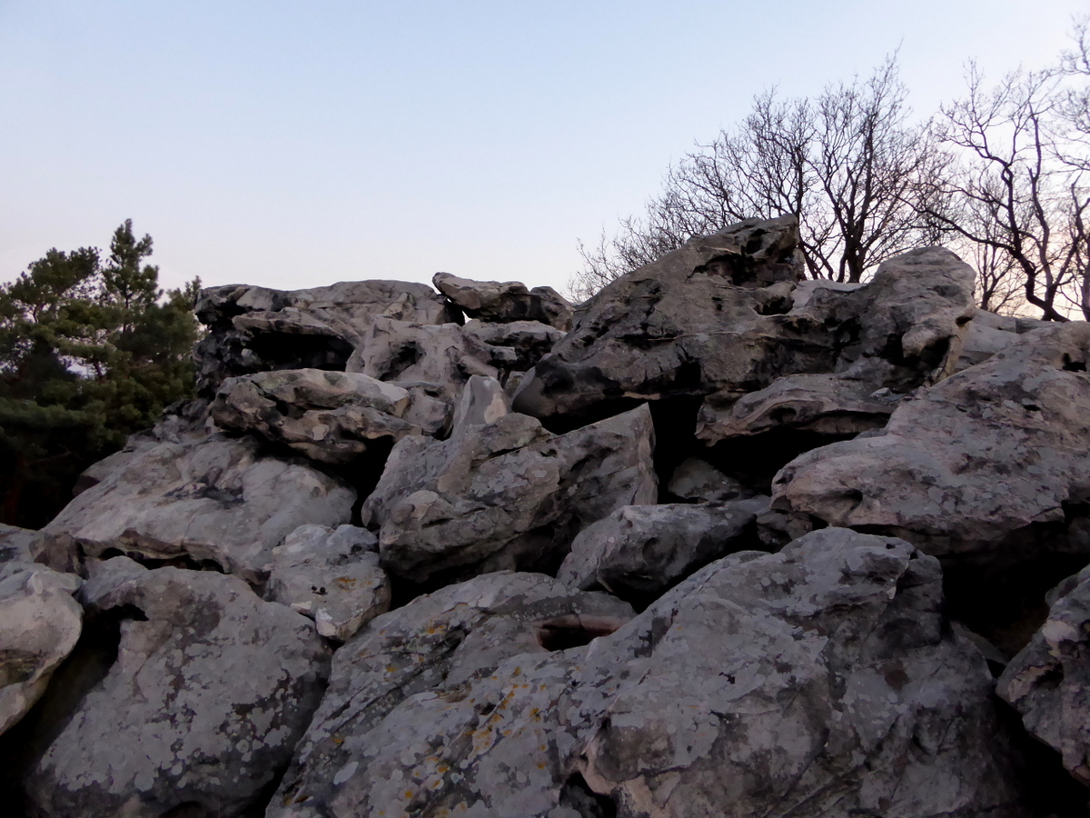 Die Ansicht der Klippe auf dem Berg