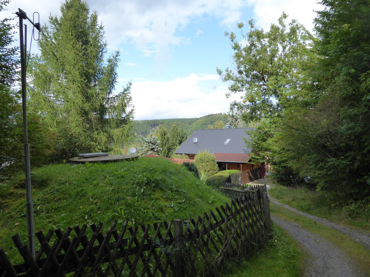 Blick von halber Höhe über den Ort