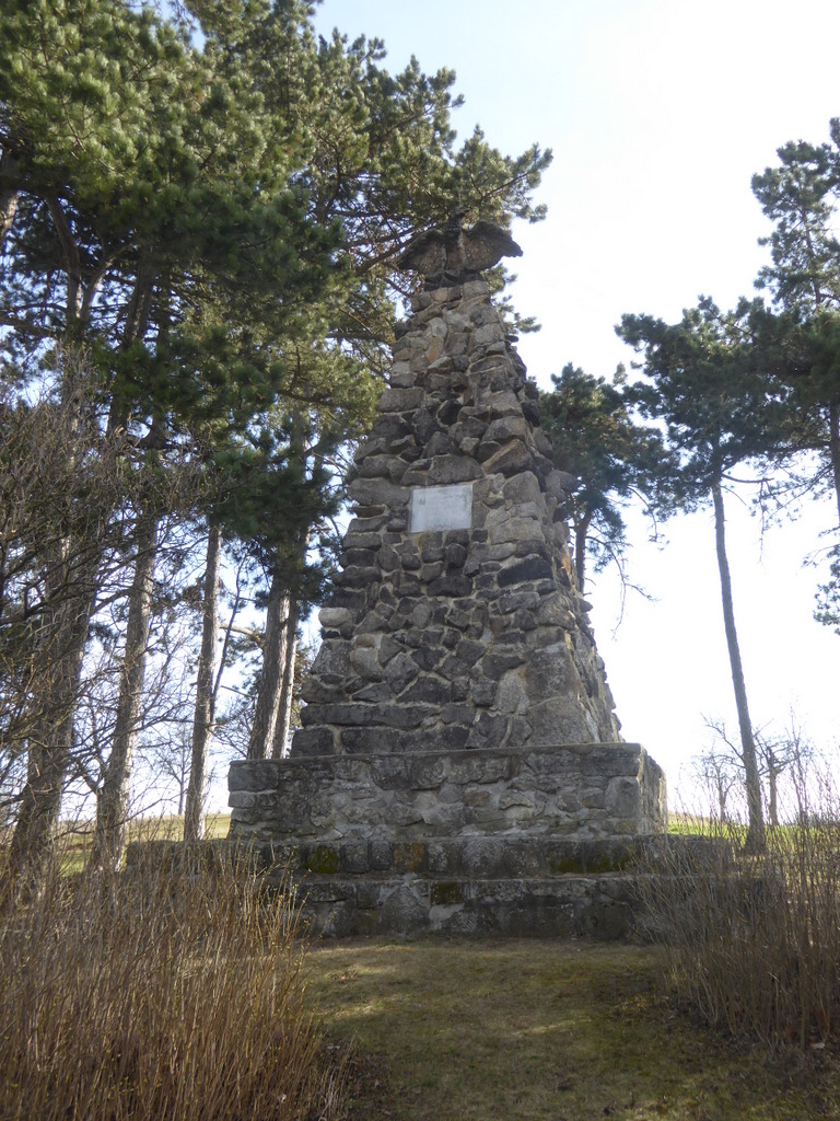 oben auf dem Hügel eine Ehrenmal