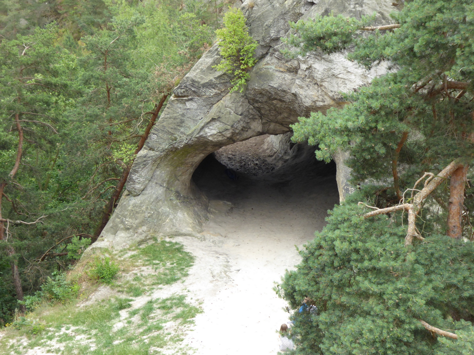 östlich dicht daneben die "Kuhhirtenhöhle"