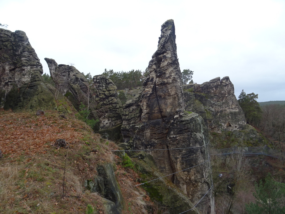 Eine der steilen Felsennadeln auf der Nordseite, mit Seilen seit 2019 gesichert