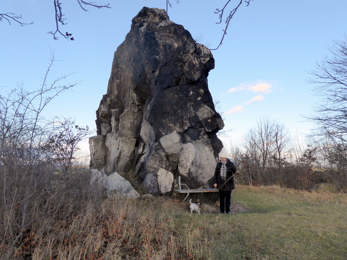 Östlich von Rieder steht der "Dicke Stein"