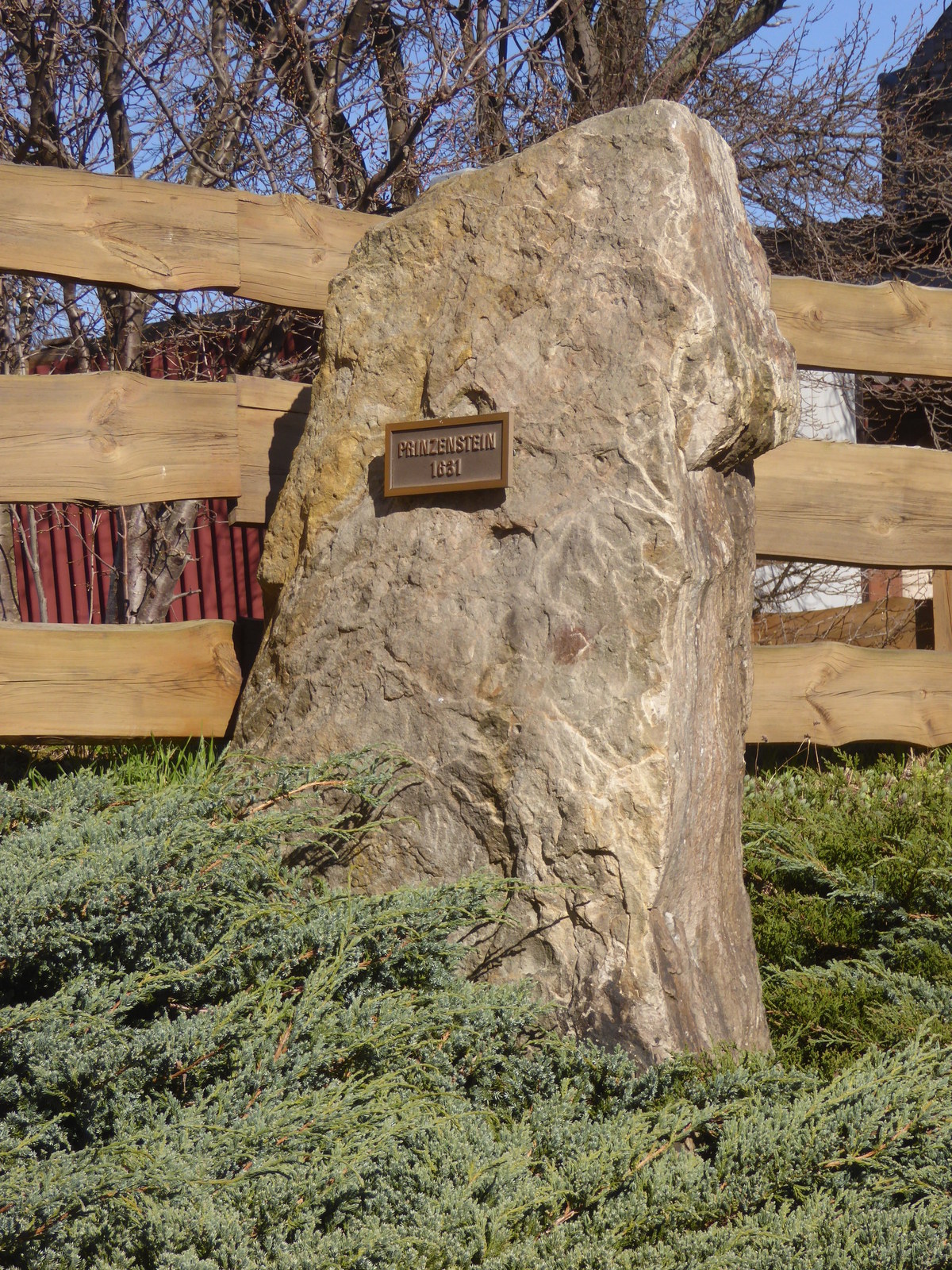 Das Namenschild auf dem Stein