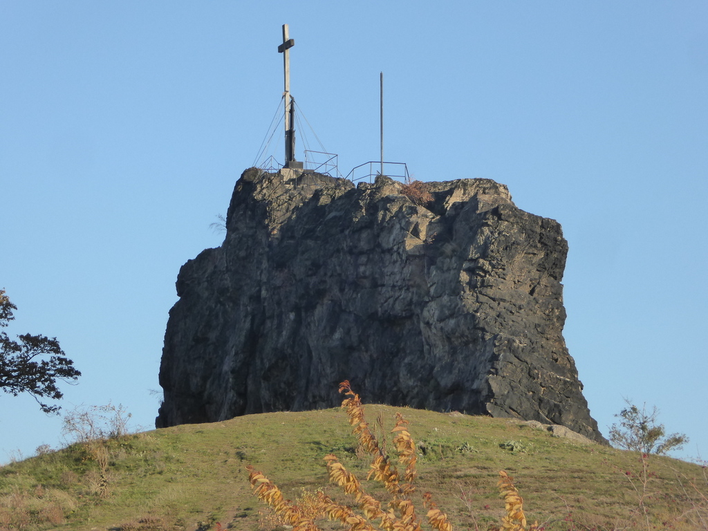 Der große Gegenstein mit dem Denkmal auf dem Gipfel