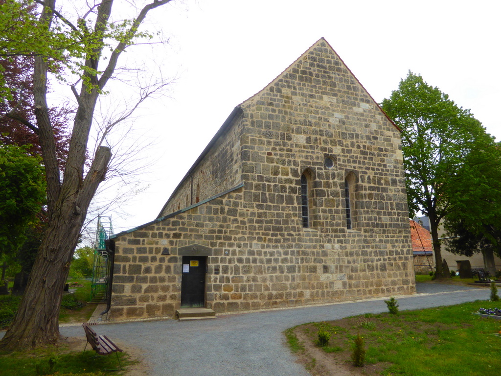 Westansicht der Kirche mit dem Okolum