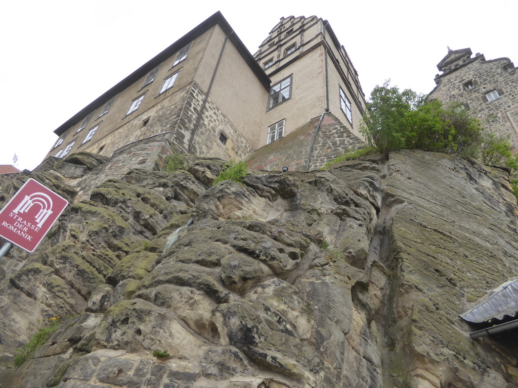 Das Schloß mit der Stiftskirche auf den Felsen gebaut