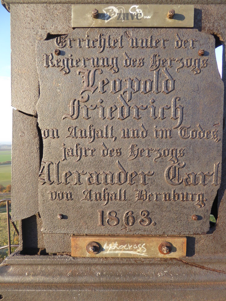 Die Widmungstafel auf dem Felsen