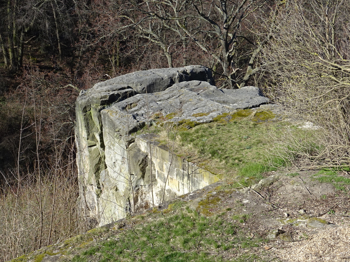 Der obenauf glatt geschliffene Felsenblock