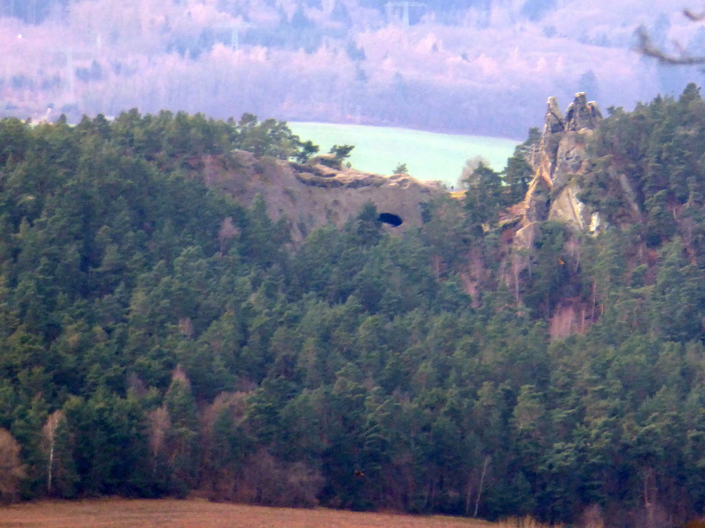 Ansicht der Felsen mit der Höhle von Norden