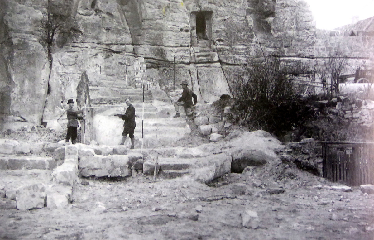 historische Aufnahme beim Freilegen der Treppe