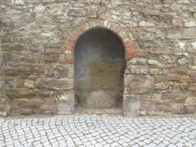 Die Mauernische am Kloster mit dem "Lügenstein"