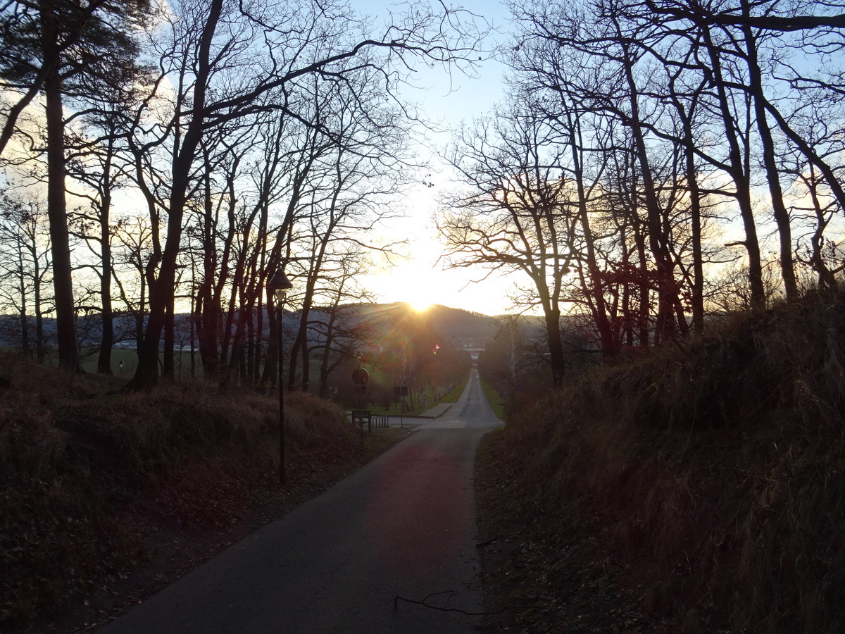 Die Sonne versinkt hinter dem Staufenberg