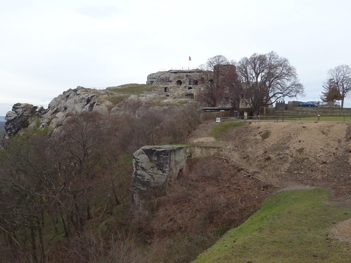 Der Sandsteinquader vor dem Burgfelsen ist das "Hurhaus"