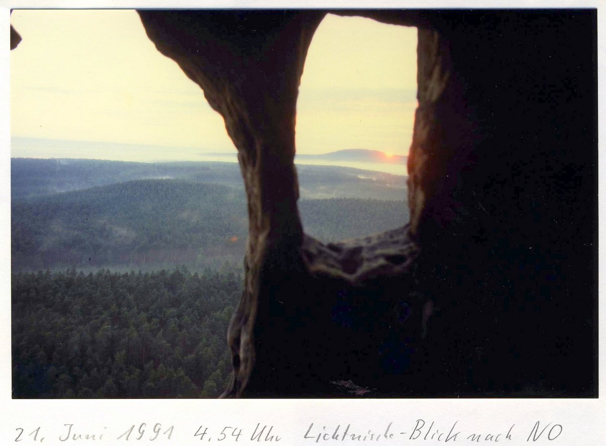 Blick durch das Fenster zum Sonnenaufgang am 21. Juni (H. A. Behrens)