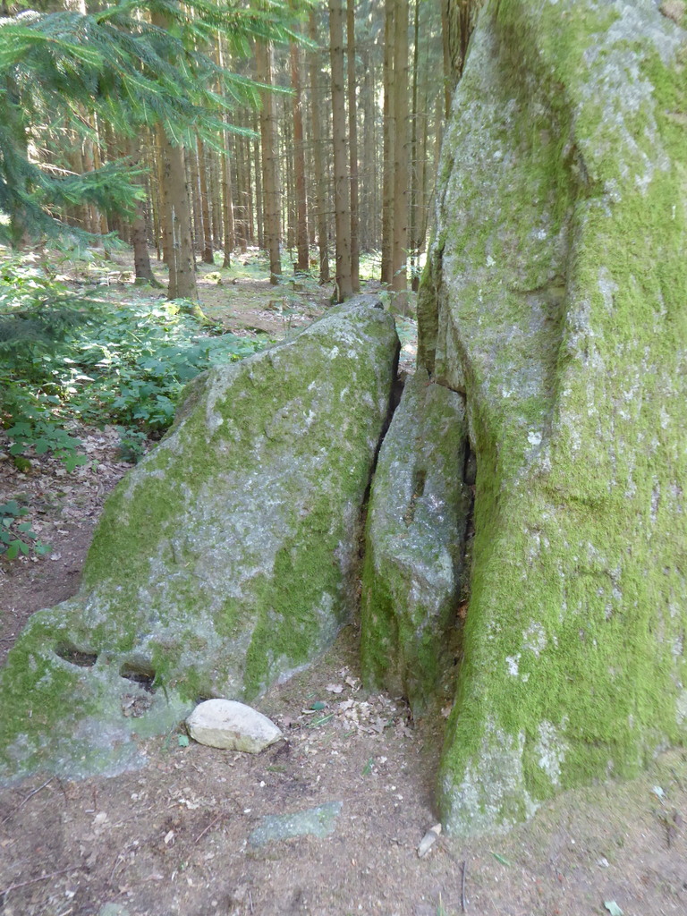junge Keilspuren an seiner linken Seite (von Norden gesehen)