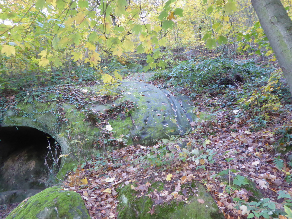 Der Fels neben der Grotte mit Trittmarken und Rinnen