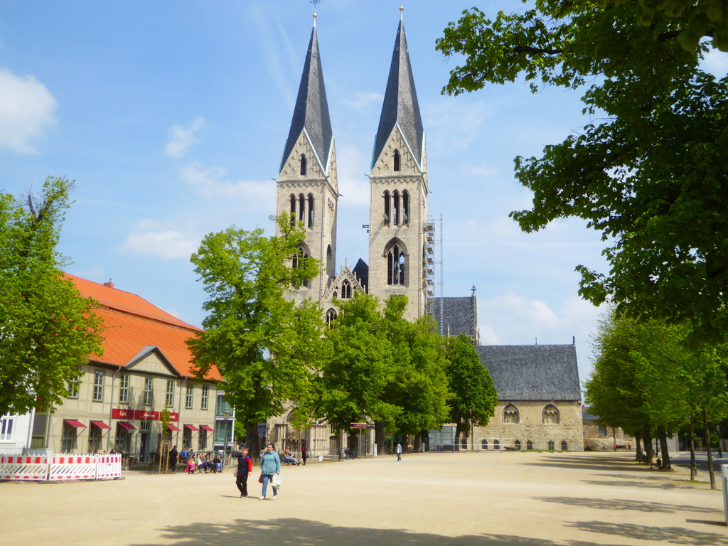 Der Dom, der Stein liegt vor dem rechten Seiteflügel