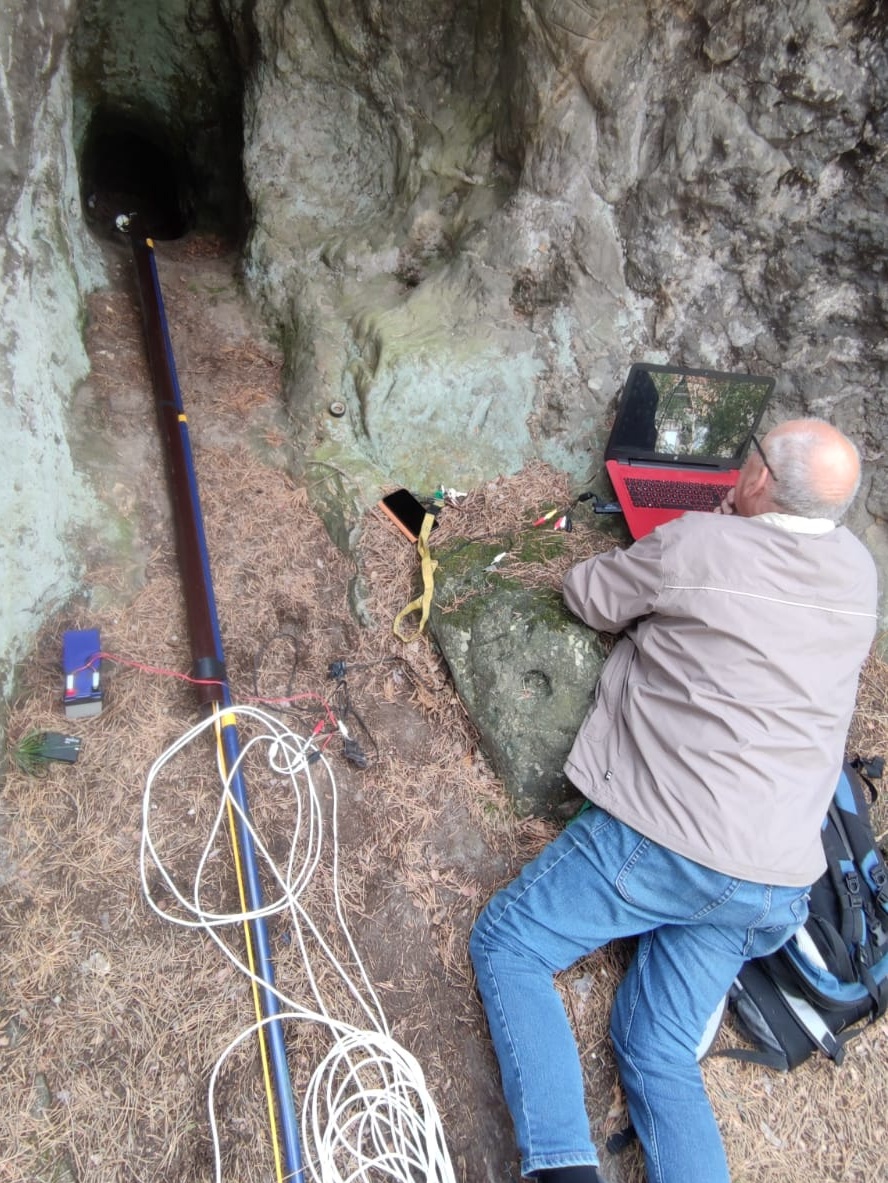 Mit Hilfe eines Glasfiberstabes möchte ich die Höhle filmen