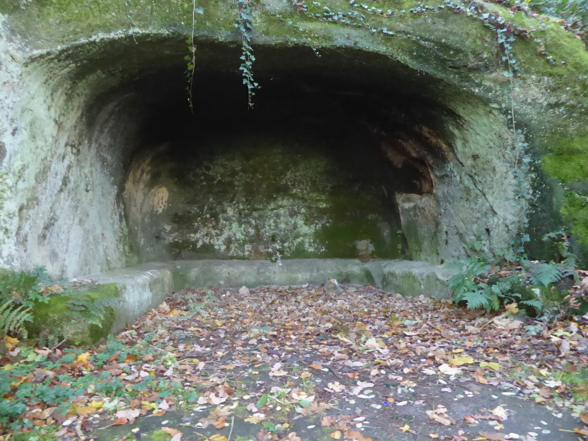 Die Grotte hinter den Tennisplätzen