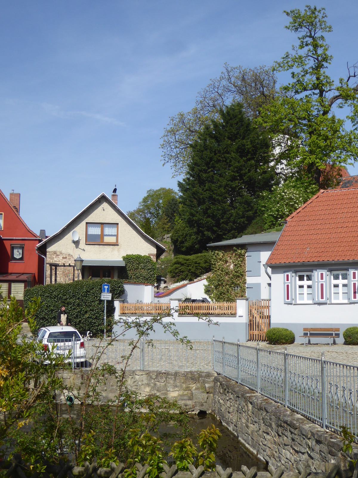 Blick auf die Hauptquelle mit der Kirche hinter den Bäumen