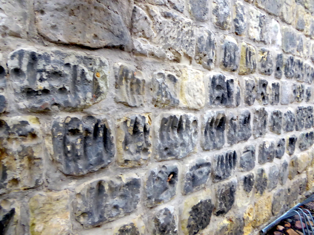 Die Schabemarken an der äußeren Schloßmauer