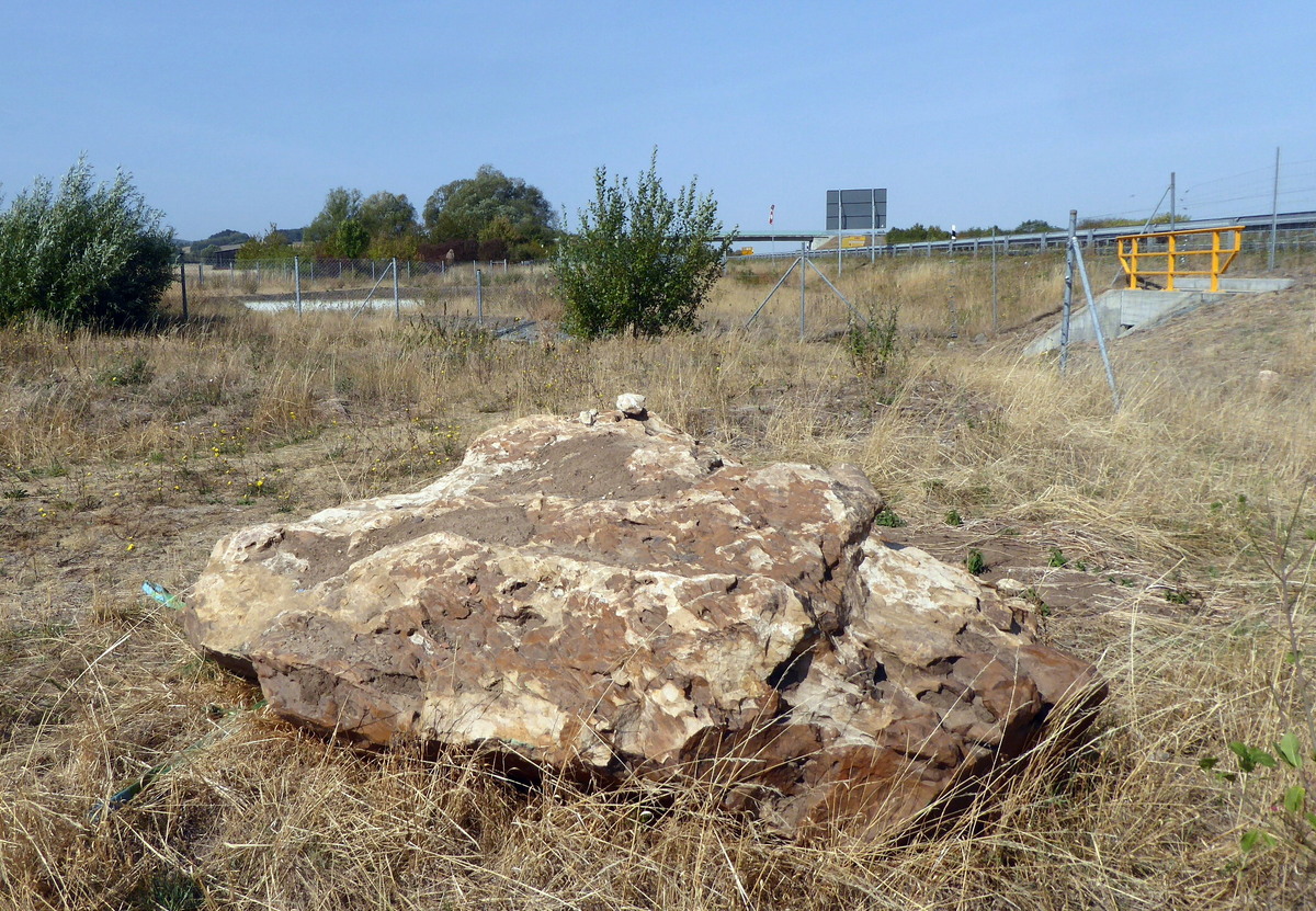 Der "neue" Menhir, rechts der Durchlass des Helbaches im Hintergrund der "alte"Menhir von Heimburg